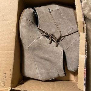 Toms taupe desert wedge